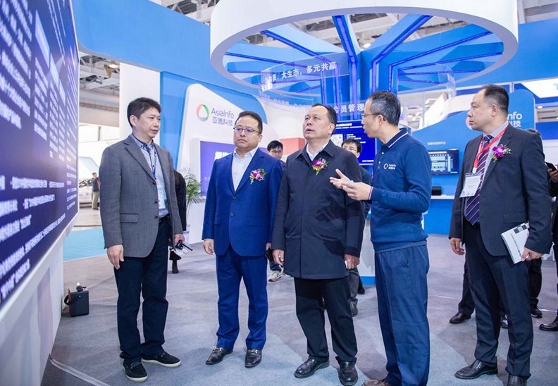 湖南省人大常委会副主任周农，工信部、交通部及湖南省、长沙市与会领导，以及当地交通行业代表和媒体等都莅临恒耀平台科技展区参观交流。